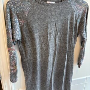 LuLaRoe Gray 3/4 Sleeve Shirt with Geometric Sleeves